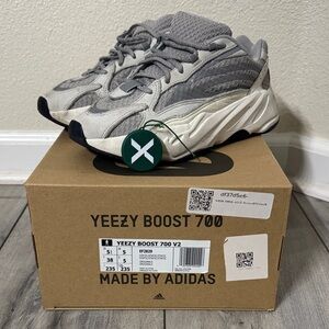 Yeezy Boost 700 V2: Static